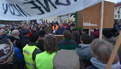 editel Severoeských dol Ivo Pgímek (uprosted s megafonem) hovoí se...