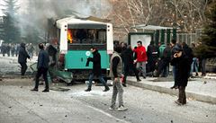 Výbuch zasáhl autobus.