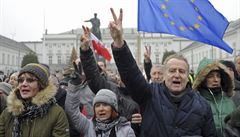Protestující pi zpívání polské hymny.
