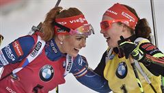 Gabriela Koukalová (vlevo) a Laura Dahlmeierová