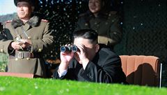 Severokorejský lídr Kim ong-un sleduje dalekohledem cviení batalionu KPA 525...