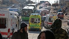 Obyvatelé Aleppa ekající, a budou moct nastoupit do autobus a sanitek pi...