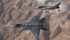 F-35 (vlevo) a F-16 nad Izraelem. | na serveru Lidovky.cz | aktuální zprávy