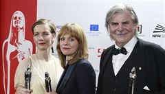 N�mecká re�isérka Maren Ade (uprost�ed) s herci Sandrou Hüller a Peterem...