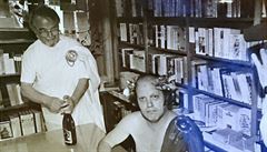 Bohumil Fier (vlevo) zahájil provoz svého knihkupectví 19. bezna 1993...