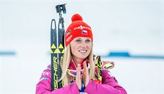 Eva Puskar�íková se t�í p�ed vstupem na stupn� vít�z�.