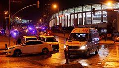 Záchranáři před istanbulským fotbalovým stadionem. | na serveru Lidovky.cz | aktuální zprávy