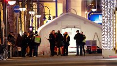 Policie uzavela v Berlín okolí vánoního trhu na námstí Breitscheidplatz u...