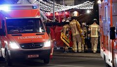 Hasii a záchranái zasahují na vánoním trhu v Berlín, kde vjel kamion do...