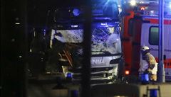 Hasii a záchranái zasahují na vánoním trhu v Berlín, kde vjel kamion do...