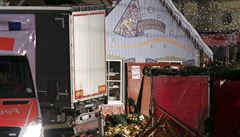 Kamion vjel do davu na vánoním trhu v Berlín. Za sebou zanechal obraz zkázy.