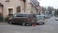 Dv osobní vozidla znaky Mercedes se v úterý dopoledne srazila v Rumburku na...