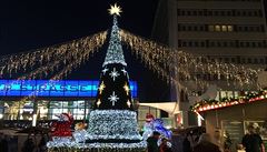 Symbolický vánoní strom je vedle Striezelmarktu umístný i na Pragerstrasse.