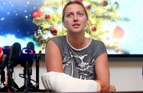 Tenistka Petra Kvitová pi setkání s novinái po proputní z nemocnice.