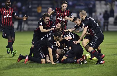 Fotbalisté AC Milán slaví triumf v italském Superpoháru.