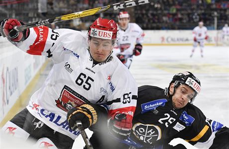 Spengler Cup 2016: Riccardo Sartori z Lugana (vpravo) a Rudolf erven z...