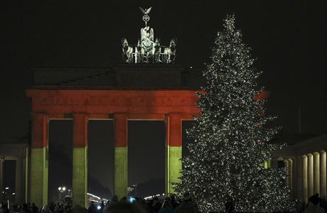 Brána je osvtlená po útoku na vánoních trzích v Berlín