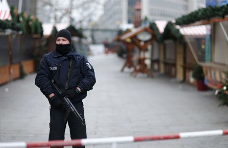 Policie hlídá berlínský vánoní trh zasaený pondlním teroristickým útokem.