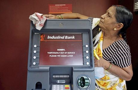Mimo provoz. Po zruení platnosti dvou nejvyích bankovek chybí v Indii...