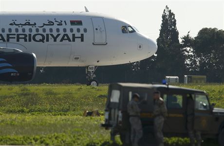Unesen libyjsk letadlo Afriqiyah Airways Airbus A320 na pistvac ploe na...