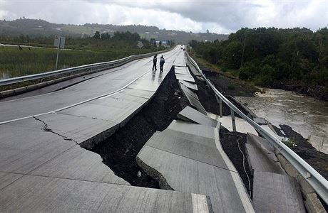Zniená silnice poblí Tarahuin na jihu Chile.
