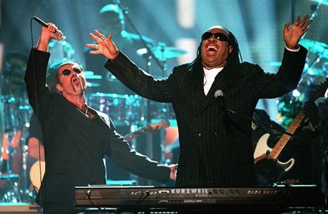 George Michael a Stevie Wonder pi vystoupen v roce 1997.