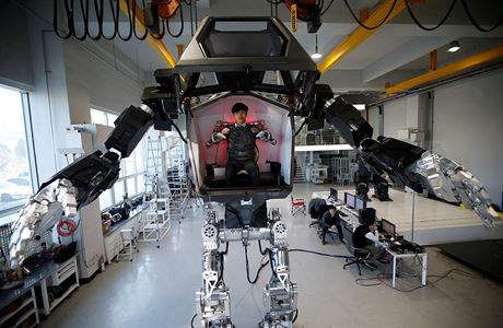 V Jiní Koreji stvoili obího robota, který dokáe chodit.