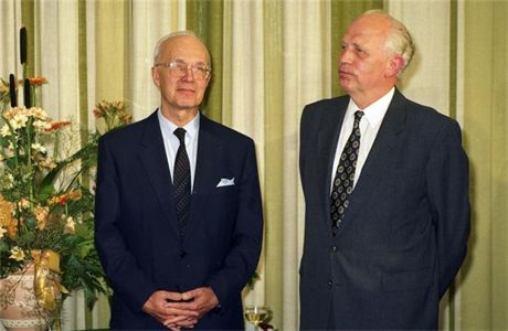 Bývalý éf Bundesbanky Hans Tietmeyer (vlevo).