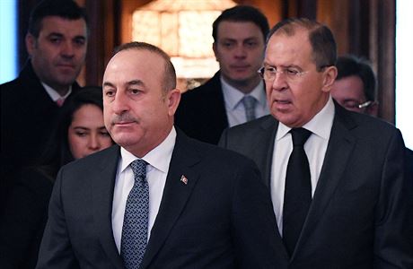 Ministi zahranií Turecka a Ruska Mevlüt Çavuoglu a Sergej Lavrov