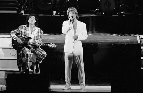 George Michael a Andrew Ridgeley v roce 1985 pi koncert WHAM v Poekingu.
