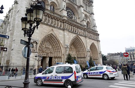 Policie hlídá katedrálu Notre Dame i bhem vánoních svátk.