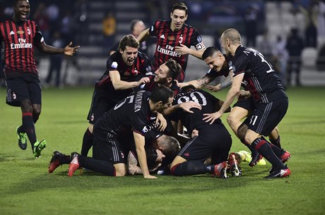 Fotbalisté AC Milán slaví triumf v italském Superpoháru.