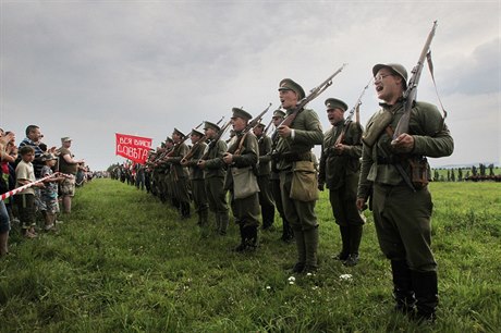 eskosloventí legionái pi historické rekonstrukci.