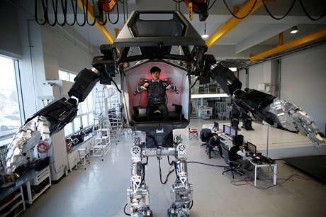 V Jižní Koreji stvořili obřího robota, který dokáže chodit.