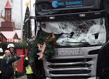 Hasii odklízející kamion z berlínského vánoního trhu.