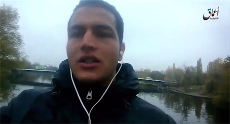 Snímek z videa, na kterém Anis Amri slíbil vrnost islámskému státu a Abú Bakr...