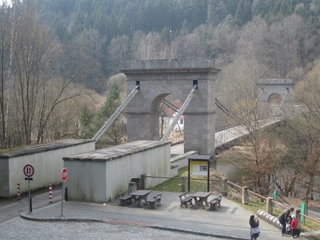 Řetězový most u Stádlce. Z publikace Most přes dvě řeky.