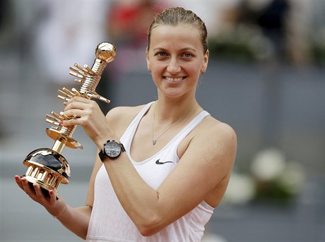 Petra Kvitová s trofejí pro ampionku turnaje v Madridu.