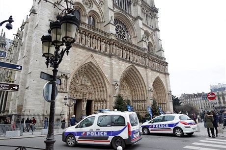 Policie hlídá katedrálu Notre Dame i bhem vánoních svátk.