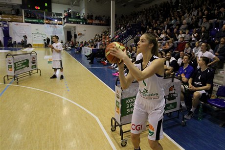 Karolína Elhotová p�i st�elb� na ko�