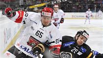 Spengler Cup 2016: Riccardo Sartori z Lugana (vpravo) a Rudolf erven z...