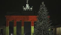 Brána je osvětlená po útoku na vánočních trzích v Berlíně
