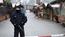 Policie hlídá berlínský vánoční trh zasažený pondělním teroristickým útokem.
