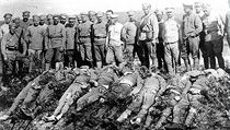 Českoslovenští legionáři stojí nad mrtvolami zabitými v boji proti bolševikům.