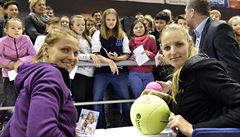 Dtská charitativní exhibice s tenistkami Lucií afáovou (na snímku vlevo) a...