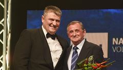 Zlatý kanár 2016, vlevo prezident eského svazu Ivo Kaderka, vlevo jeho...