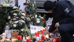 Policista zapaluje svíku na míst berlínského útoku