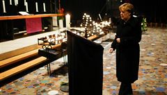 Angela Merkelová pichází podepsat kondolenní knihu v Berlín.