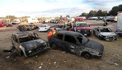 Výbuch spálil i auta, která parkovala v blízkosti trhu s pyrotechnikou.
