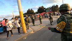 Vojáci uzavírají okolí trhu s pyrotechnikou.